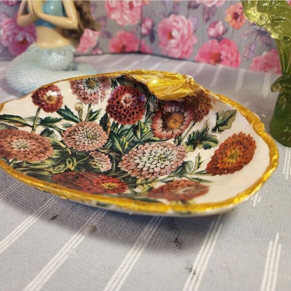DECOUPAGE CLAM SHELL DECOUPAGE FALL FLOWERS ON A CLAM SHELL TRINKET DISH - Picture 7 of 11